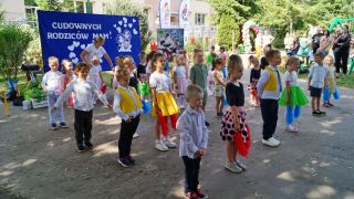 ilustracja do wpisu 
Przedszkolne SHOW z Mamą i Tatą - relacja 2 w wykonaniu P. Brulińskiego