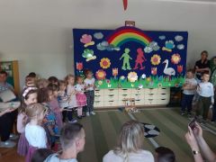 ilustracja do wpisu 
"Majowa łąka z mamą i tatą" - zajęcia otwarte