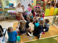 ilustracja do wpisu 
Rodzice czytają dzieciom książeczki